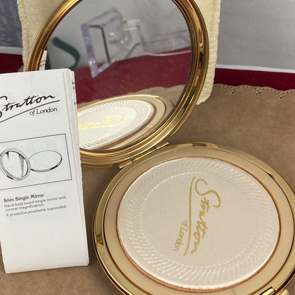 Vintage New Old Stock Stratton Compact Blue Butterfly with Pink Roses - Picture 5 of 6